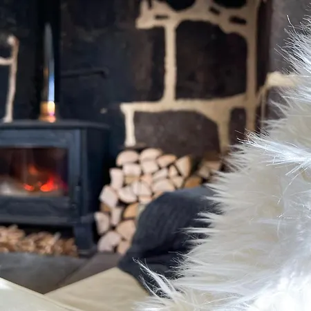 Maison Avec Vue Incroyable Au Coeur Des Volcans D'auvergne *