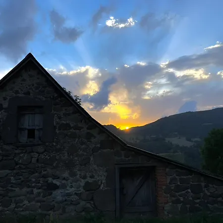 Maison Avec Vue Incroyable Au Coeur Des Volcans D'auvergne Дом отдыха