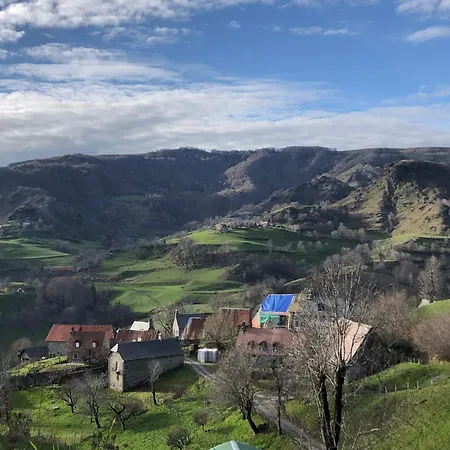 Maison Avec Vue Incroyable Au Coeur Des Volcans D'auvergne